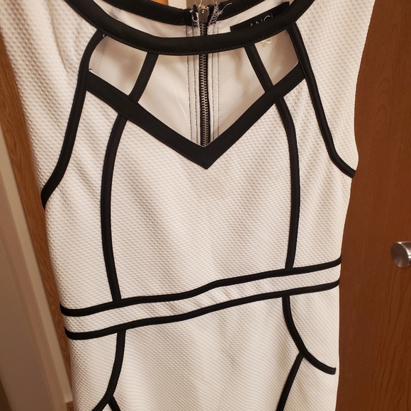 Bundle only White with black accent dress - Picture 3 of 5